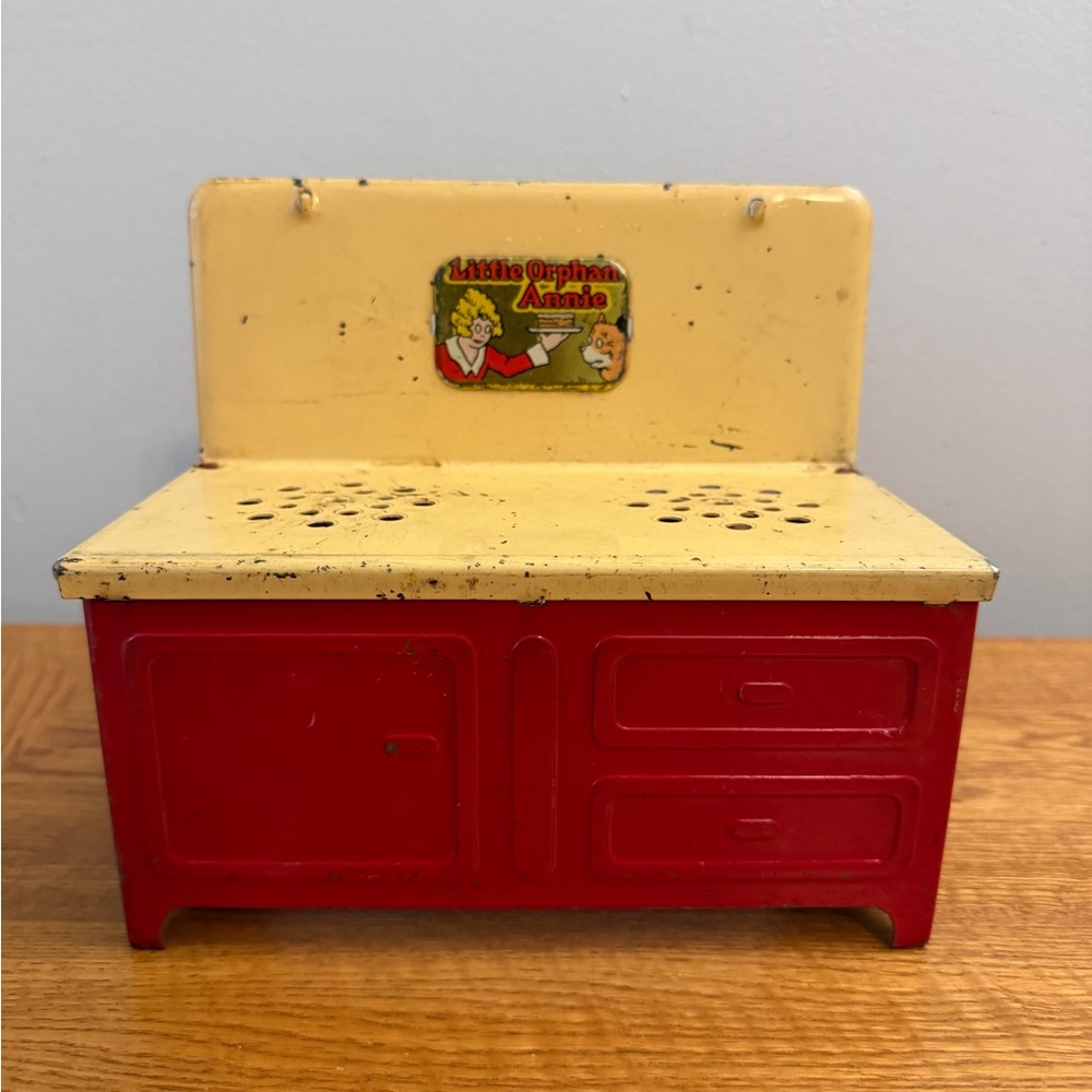 Stanley Little Orphan Annie Cream and Red Toy Stove